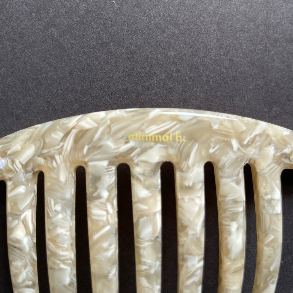 Minimal H. Cream Shell Pin - Picture 5 of 6